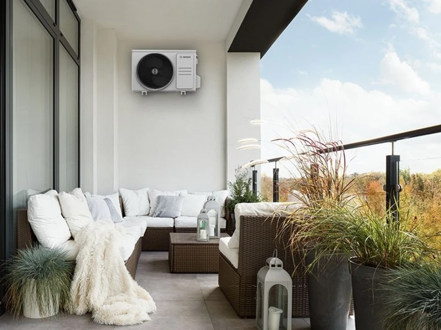 Airco buitenunit gemonteerd aan gevel